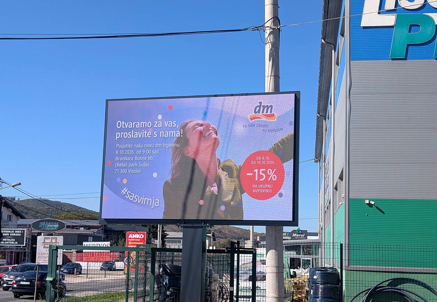 Reklama na LED ekranu na Podlugovima uz cestu